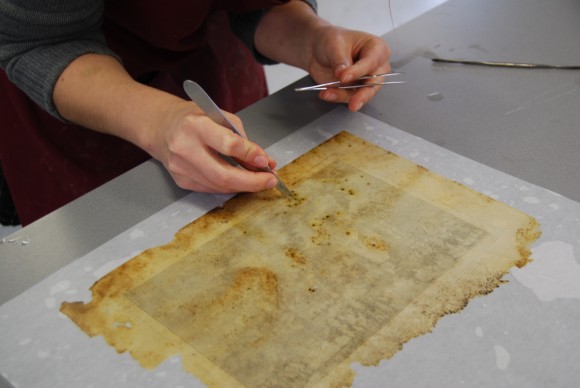 papierrestaurator aan het werk