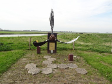 Oosterend_-_Lancaster-monument_aan_de_Lancasterdijk