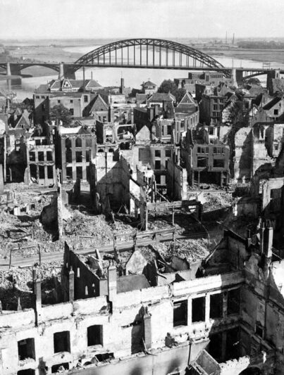 Nijmegen is zwaar beschadigd tijdens de Slag om Nijmegen
