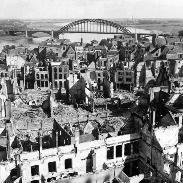 Nijmegen is zwaar beschadigd tijdens de Slag om Nijmegen