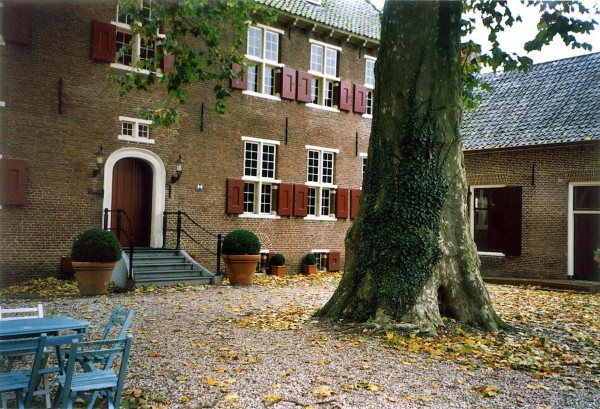 Voorplein Huis Aerdt Foto: GLK