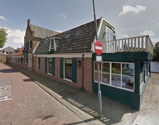 Het Jagershuis aan de oever van de Amstel