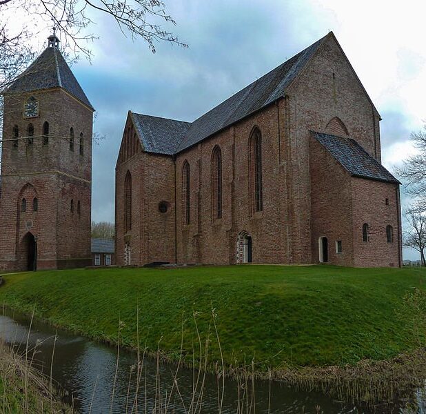 Jacobuskerk met vrijstaande toren in Zeerijp