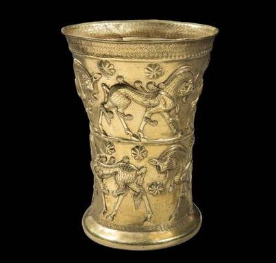 Een gouden drinkbeker uit de Iraanse stad Marlik (ca. 1100 - 900 v. Chr.)