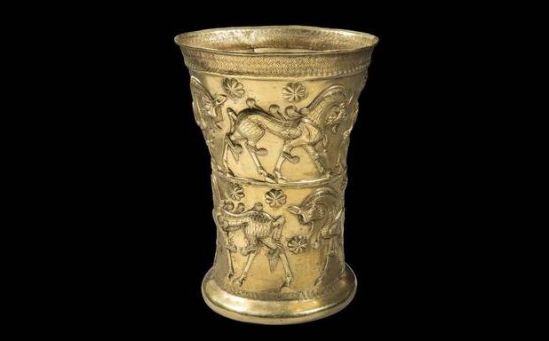 Een gouden drinkbeker uit de Iraanse stad Marlik (ca. 1100 - 900 v. Chr.)