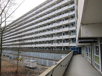 Flat Kleiburg bij de start van het renovatieproject in 2012. De flat staat model voor de herwaardering voor de oude Bijlmer