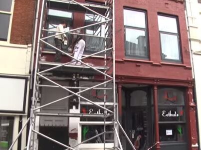 De rode gevel van Marktstraat 6 in Enschede