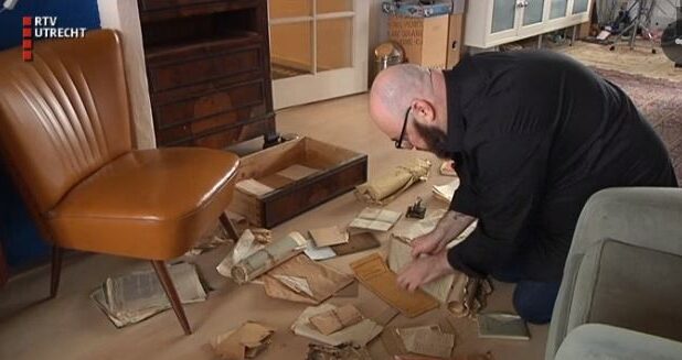 Martijn Rosdorff bij de gevonden documenten