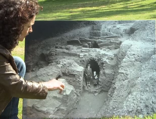 Archeoloog W. Braat met zijn dochter bij de opgravingen