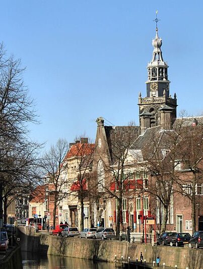 Zicht op de Sint-Janskerk vanuit de haven van Gouda