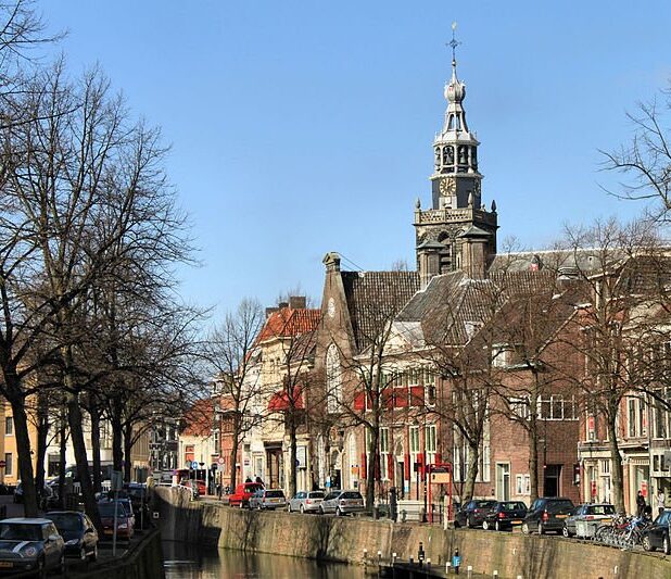 Zicht op de Sint-Janskerk vanuit de haven van Gouda