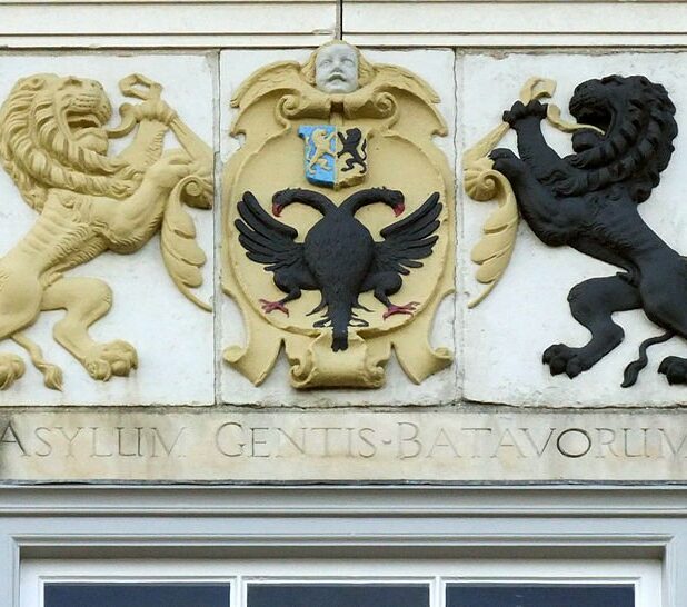 Gevelsteen met het wapen van Tiel op de Waterpoort