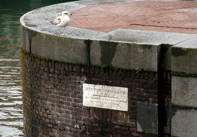 Hudde-steen in de Nieuwe Brug aan de Prins Hendrikkade