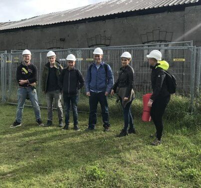 Een deel van de studenten die aan de slag gaan met de botenloods naast Fort Sabina in Heijningen