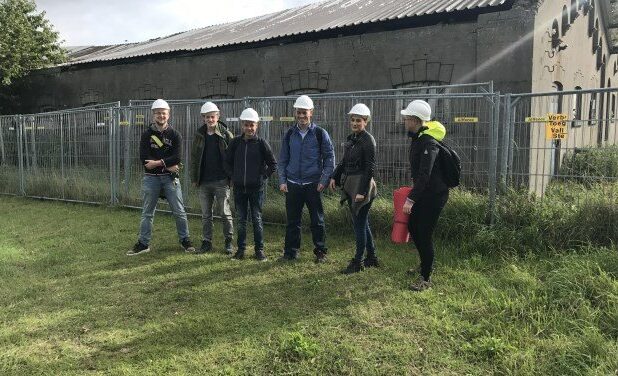 Een deel van de studenten die aan de slag gaan met de botenloods naast Fort Sabina in Heijningen