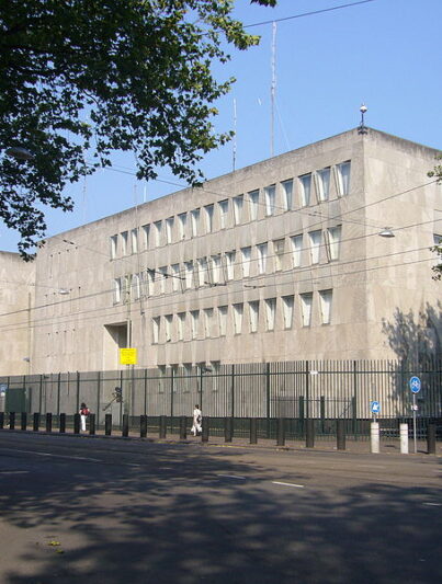 Zijkant van de voormalige Amerikaanse ambassade in Den Haag