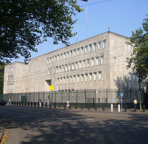Zijkant van de voormalige Amerikaanse ambassade in Den Haag