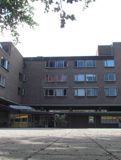 Plein in Het Dorp met woningen en voorzieningen