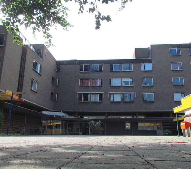 Plein in Het Dorp met woningen en voorzieningen