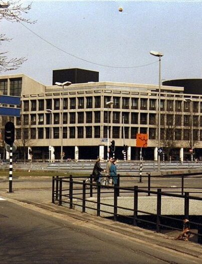 Het Burgemeester Tellegenhuis, Amsterdam eind jaren 80. Het ontwerp van Piet Zanstra werd in 1971 opgeleverd en in 1994 gesloopt