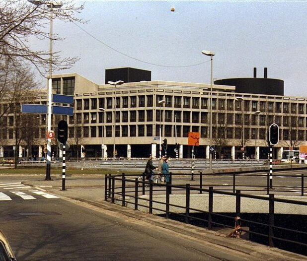 Het Burgemeester Tellegenhuis, Amsterdam eind jaren 80. Het ontwerp van Piet Zanstra werd in 1971 opgeleverd en in 1994 gesloopt