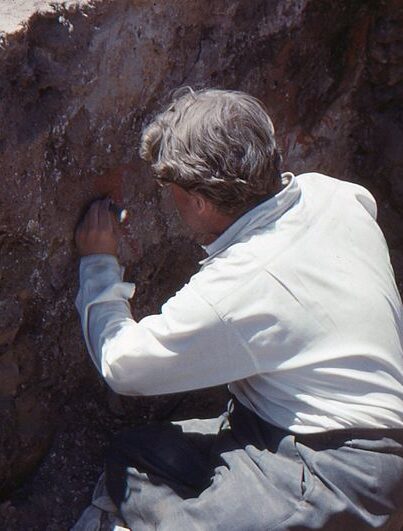 James Mellaart onderzoekt een muurschildering in Çatalhöyük