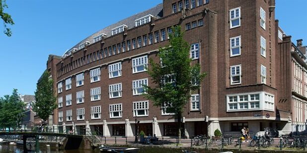 Deel van het voormalige stadhuis, nu hotel The Grand, gezien vanaf de Oudezijds Voorburgwal