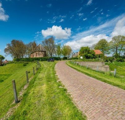De kerk met kerktoren in Hegebeintum is een archeologisch rijksmonument