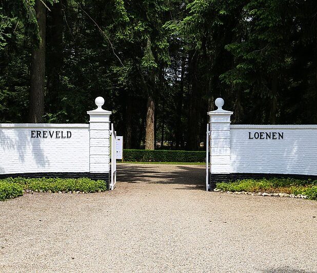 De poort naar Nationaal Ereveld Loenen