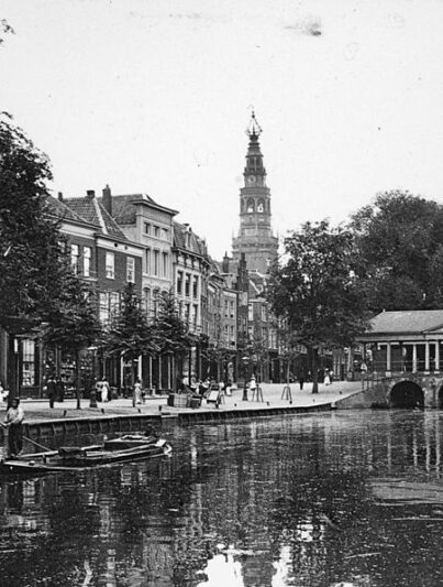 Stadsgezicht Leiden, geschenk Dr. J. Kalf Stadsgezicht Leiden, geschenk Dr. J. Kalf Beeld: RCE via Wikimedia CC BY-SA 4.0