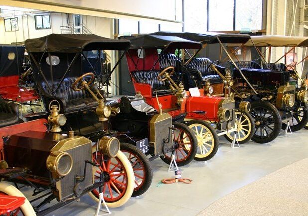 Een deel van de collectie oldtimers in het museum