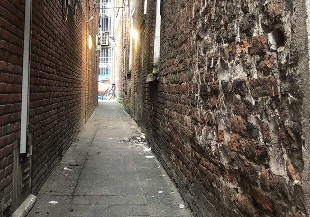 Het middeleeuwse steegje tussen Poelestraat en Nieuwe Markt in Groningen