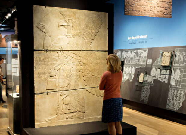 Blik in een van de zalen van de expositie Nineveh
