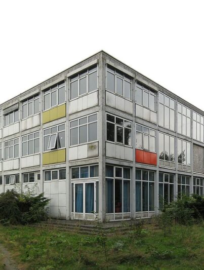 De voormalige Rijksluchtvaartschool in Eelde in 2013