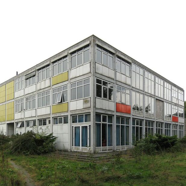 De voormalige Rijksluchtvaartschool in Eelde in 2013