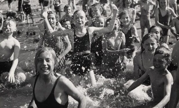 Spelende kinderen in het Oosterdok bij de Prins Hendrikkade in Amsterdam, circa 1946