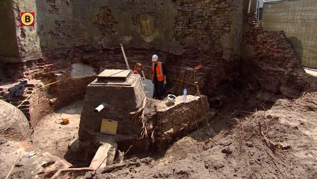 De opgegraven eerste stadsmuur en toren van de waterpoort