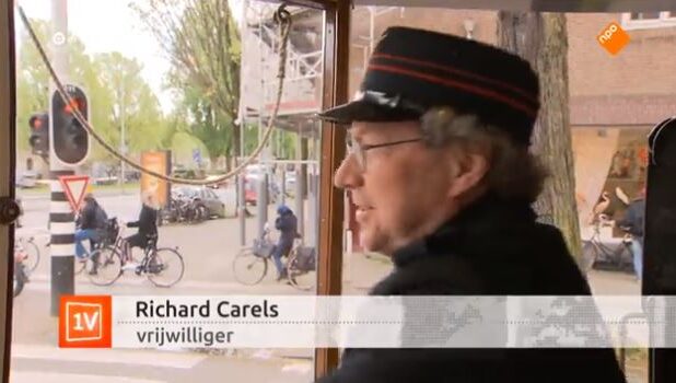 Vrijwilliger Richard Carels in één van de historische trams in Amsterdam