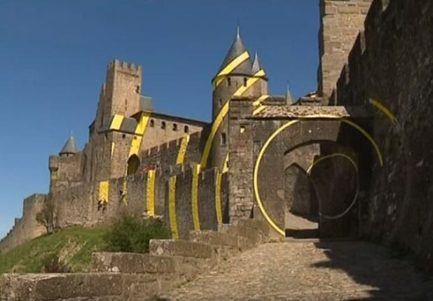 Het moderne kunstwerk op de vestingmuren van Carcassonne