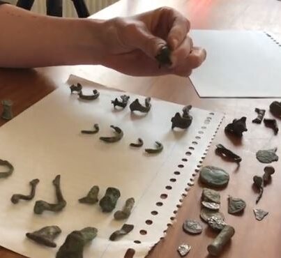 Enkele detectorvondsten die archeoloog Maaike de Haas registreert in PAN