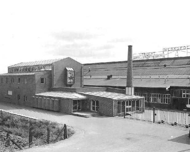 Het Ontspanningsgebouw van Werkspoor in 1940, op de achtergrond de fabrie