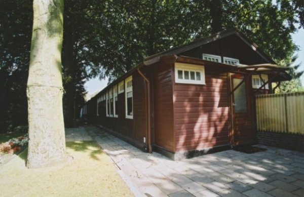 Eén van de twee barakken aan de Van Heutszlaan in Ede