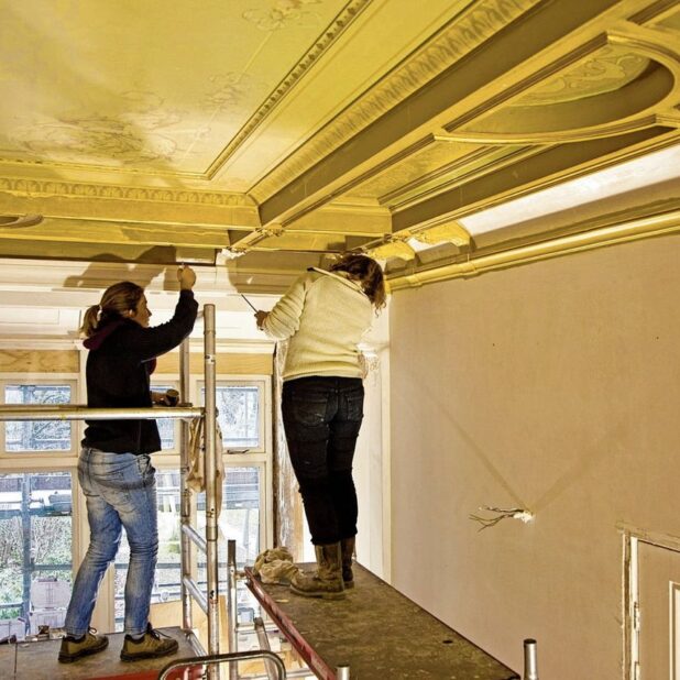 De restauratie van Schiekade 77. De oorspronkelijke stucplafonds waren hier en daar beschadigd, maar zijn gerepareerd
