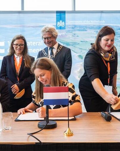 Minister Carola Schouten ondertekent het 'Verdrag van Leeuwarden'