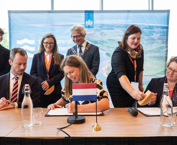 Minister Carola Schouten ondertekent het 'Verdrag van Leeuwarden'