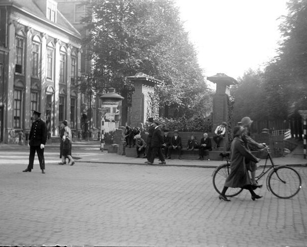 Gezicht op de Gijselaarsbank in 1926. De oorspronkelijke bestrating is hier nog te zien