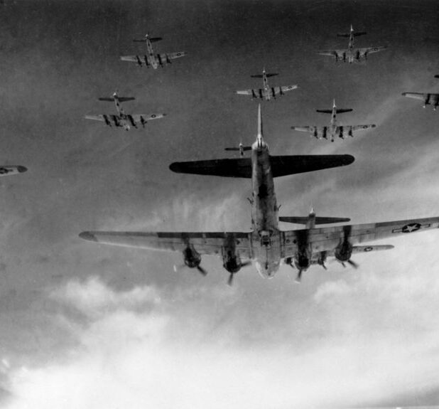 Inzet van B-17's boven Europa Foto: onbekend via Wikimedia CC0
