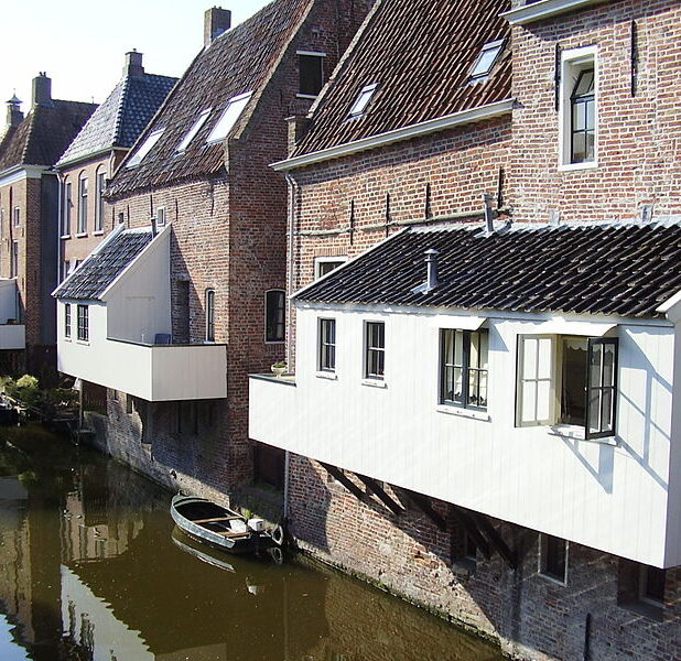 Hangende keukens boven het Damsterdiep in Appingedam