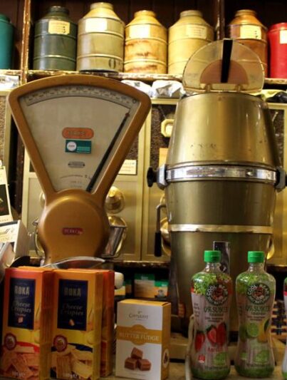 Historisch interieur koffie- en theewinkel 't Zonnetje in Amsterdam