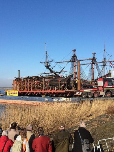 Transport IJsselkogge naar conserveringsstation in Lelystad in 2016